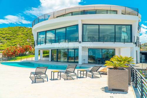 Yalıkavak' da Manzaralı Özel Havuzlu 5+2 Malikane