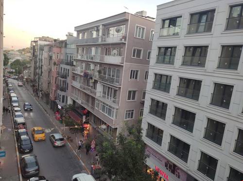 Colorful 1+1 Flat İn A Central Location İn Galata
