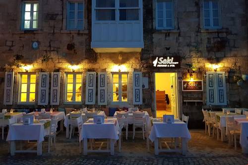 Saki Alaçatı Otel & Meyhane