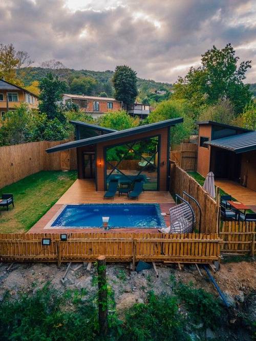 Favela Suit Bungalov