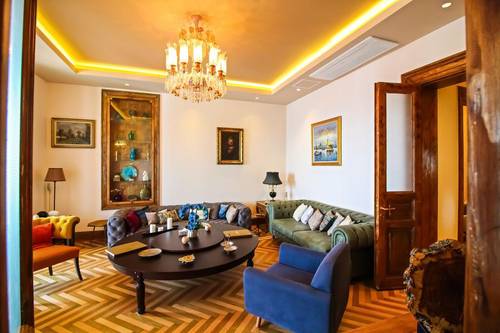 Maroon Bosphorus