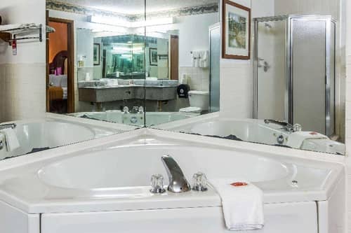 Econo Lodge Inn & Suites