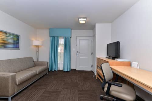 Red Roof PLUS+ & Suites Tampa