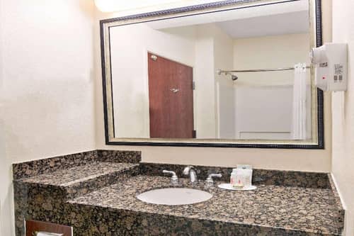 Super 8 by Wyndham Austin/Airport South