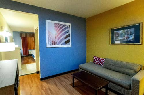 Days Inn & Suites by Wyndham Houston North/Aldine