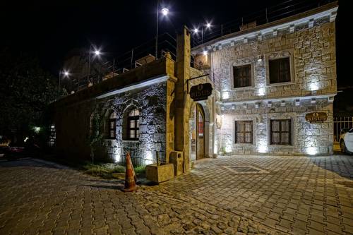 Risus Cave Suites