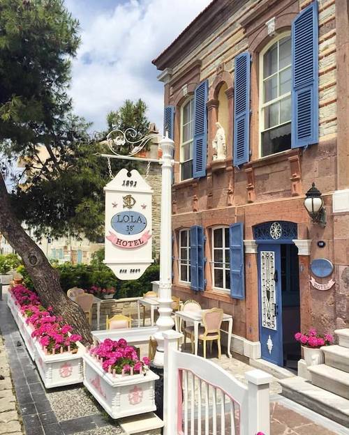 Lola 38 Hotel
