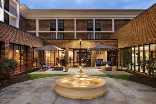 DoubleTree by Hilton McLean Tysons