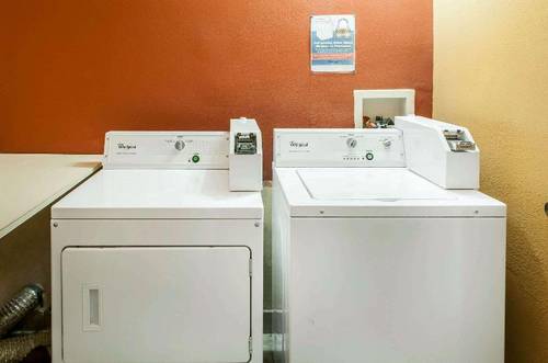 Econo Lodge West - Coors Blvd