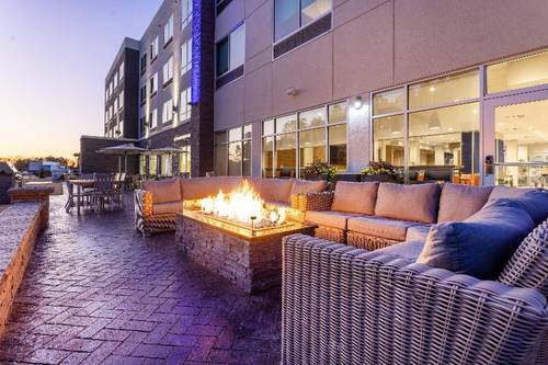Holiday Inn Express and Suites Benson