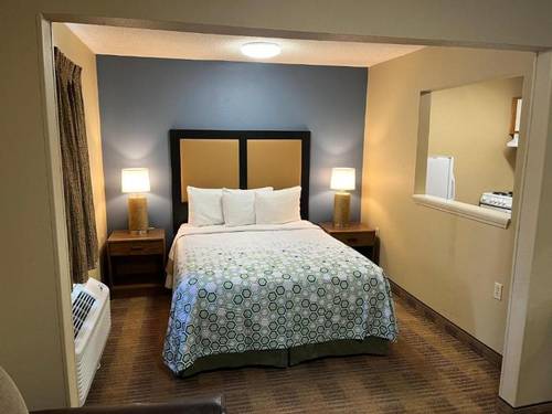 HomeTowne Studios & Suites Greensboro