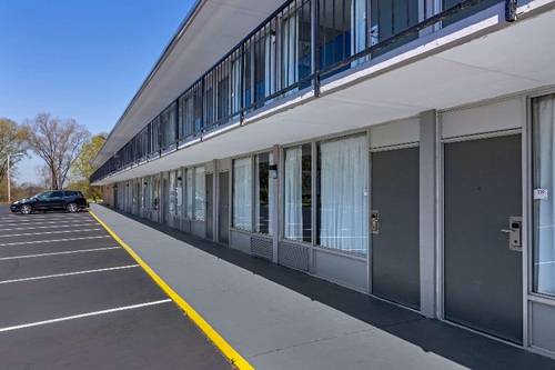 Quality Inn & Suites  (Carteville)
