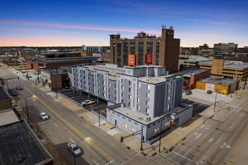 Econo Lodge Inn & Suites Waterloo Area