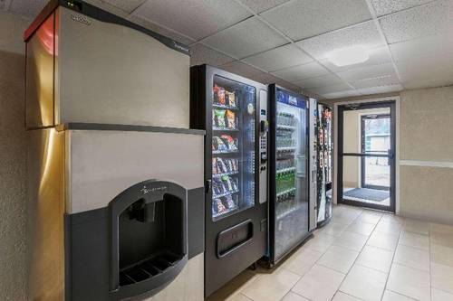 Quality Inn & Suites Des Moines - Merle Hay Road