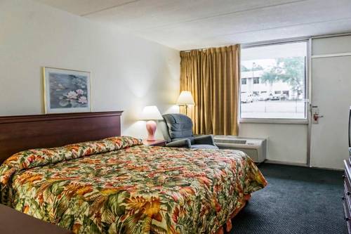 Econo Lodge North