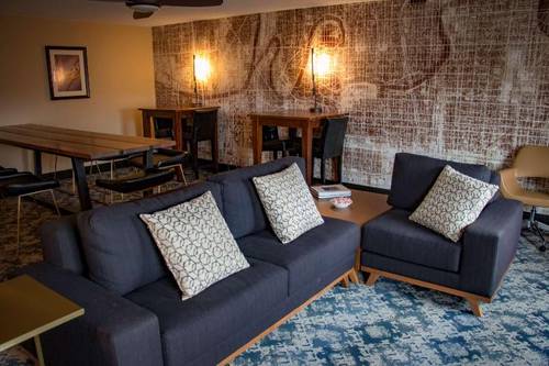 DoubleTree by Hilton Wichita Airport