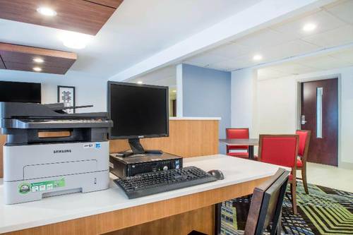 Holiday Inn Express & Suites Albany Airport - Wolf