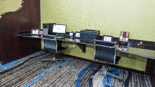 Holiday Inn Express and Suites Elkton -University