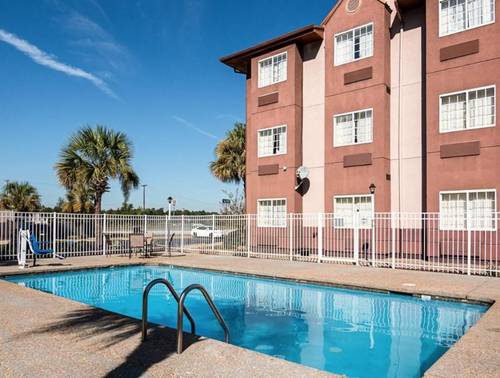 Econo Lodge Inn & Suites Airport
