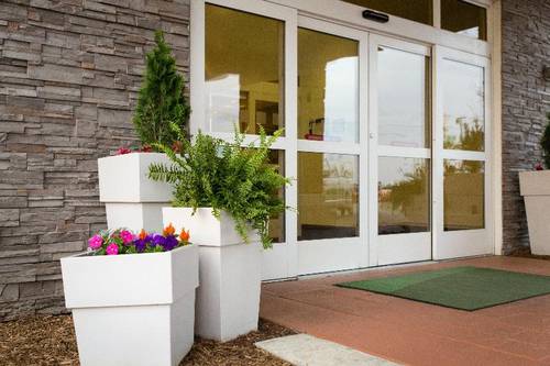 Holiday Inn & Suites Bloomington-Airport