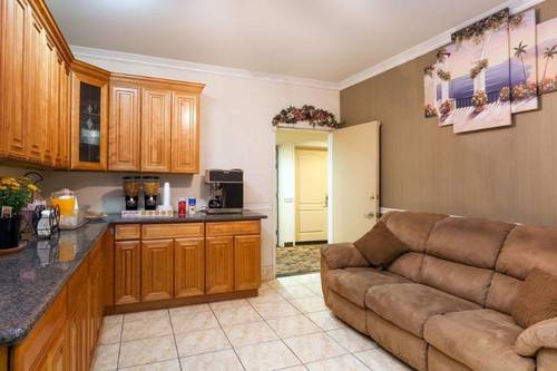 Howard Johnson by Wyndham Bakersfield