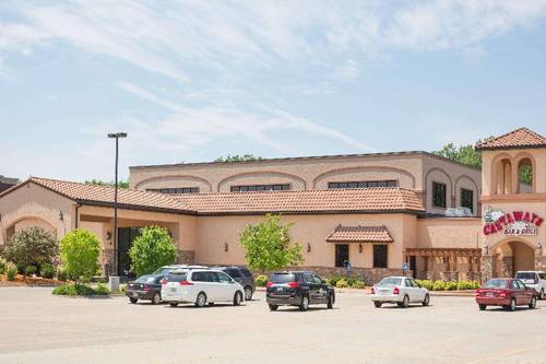 Ramada by Wyndham Des Moines Tropics Resort & Conf