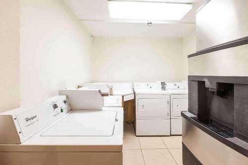 Super 8 by Wyndham Beaumont