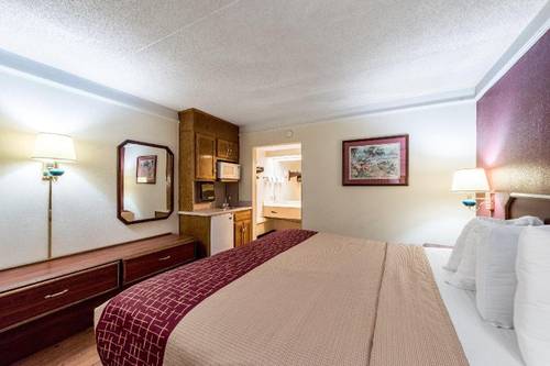 Red Roof Inn & Suites Clinton