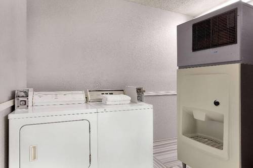 Days Inn by Wyndham Kansas City International Apt