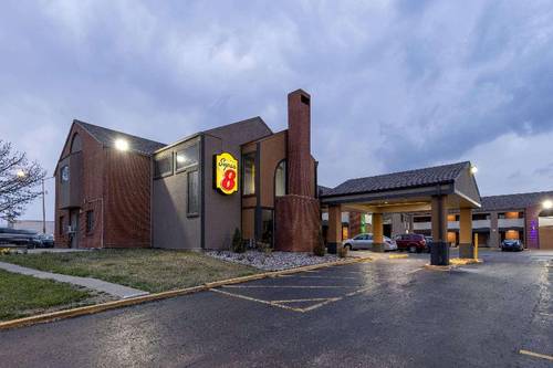 Super 8 by Wyndham Kansas City Airport