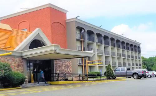 Howard Johnson by Wyndham Clifton NJ