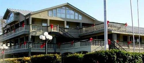 Sunday House Inn and Suites