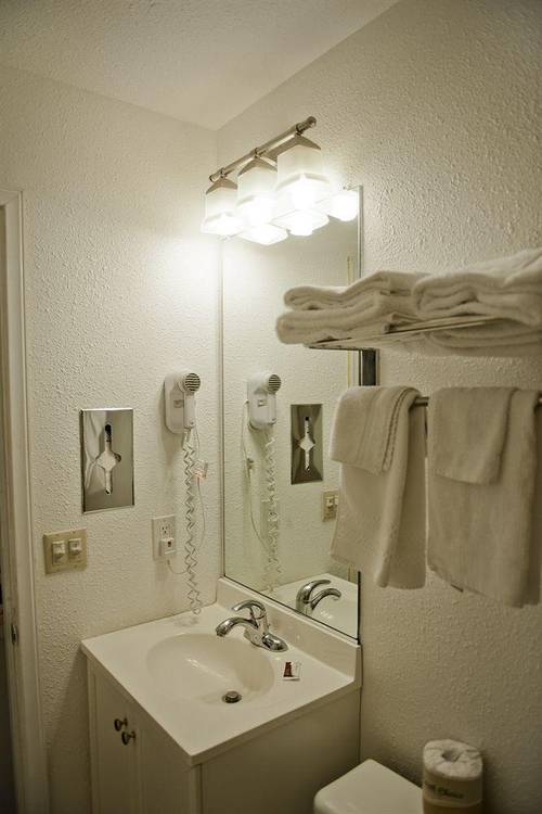 Harborview Inn & Suites