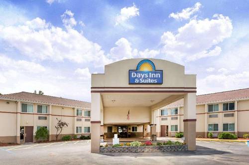Days Inn & Suites by Wyndham Bridgeport Clarksburg