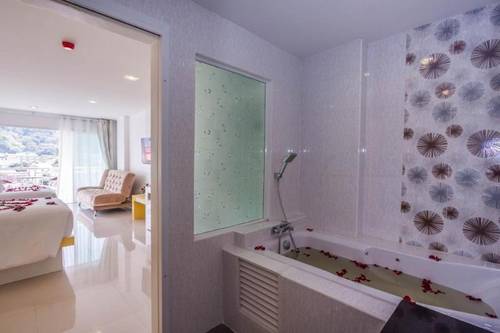 Patong Holiday Hotel