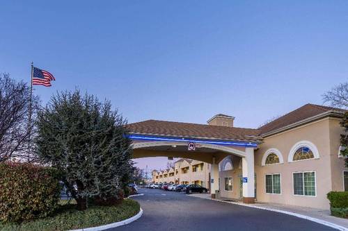 Days Inn & Suites by Wyndham Cherry Hill