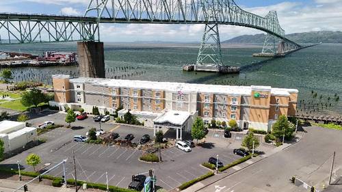 Holiday Inn Express and Suites Astoria