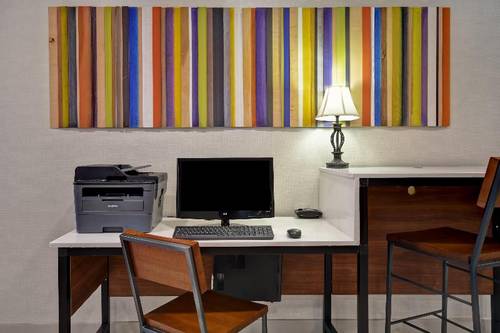 Holiday Inn Express and Suites Allentown Cen Dorne
