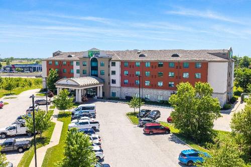 Holiday Inn Express and Suites Kansas City Airport