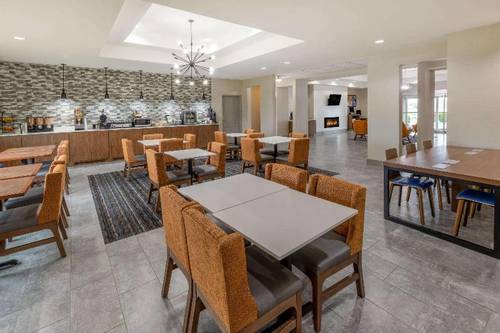 La Quinta Inn Suites By Wyndham Bridgeport