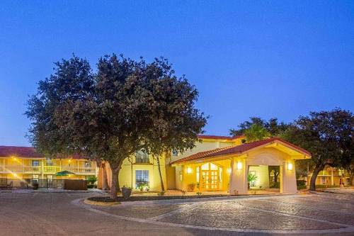 Super 8 by Wyndham Eagle Pass