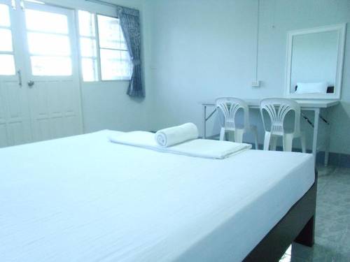 Albatross Guesthouse Thungwualaen Beach