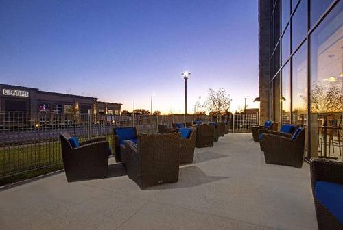 Holiday Inn Exp & Suites Milwaukee - Brookfield
