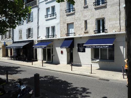 Un Hotel Sur Le Port