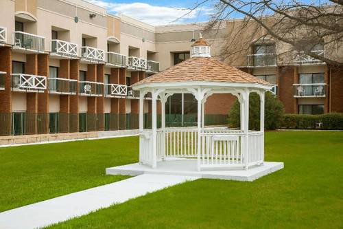 Clarion Hotel Suites Convention Center