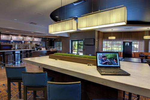 Courtyard By Marriott Madison East