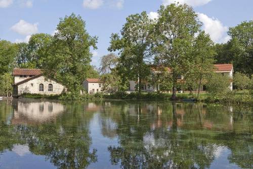 Logis Hotel la Source Bleue