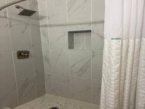 Deluxe 6 Inn Suites