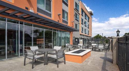 Holiday Inn Express & Suites Hawaiian Gardens