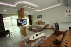 The Ci̇ty Walls Sui̇t Otel